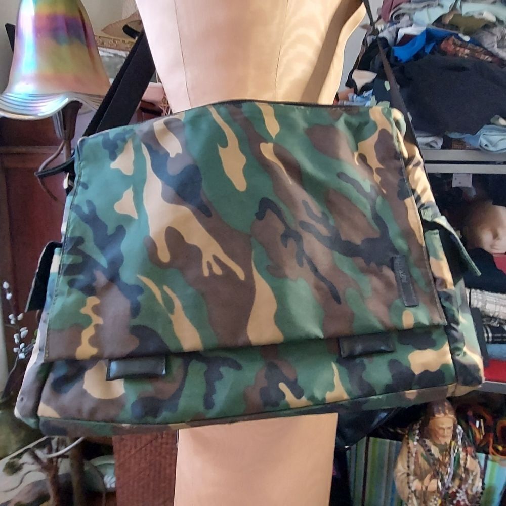Esprit Vintage 80s /90s Messenger Bag in Camouflage Water Resistant Fabric